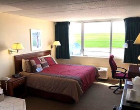 King suite with hot tub and work desk at Norwood Inn And Suites Worthington.