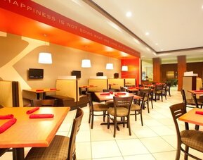 Dining area at Holiday Inn Aurora North- Naperville.