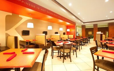 Dining area at Holiday Inn Aurora North- Naperville.
