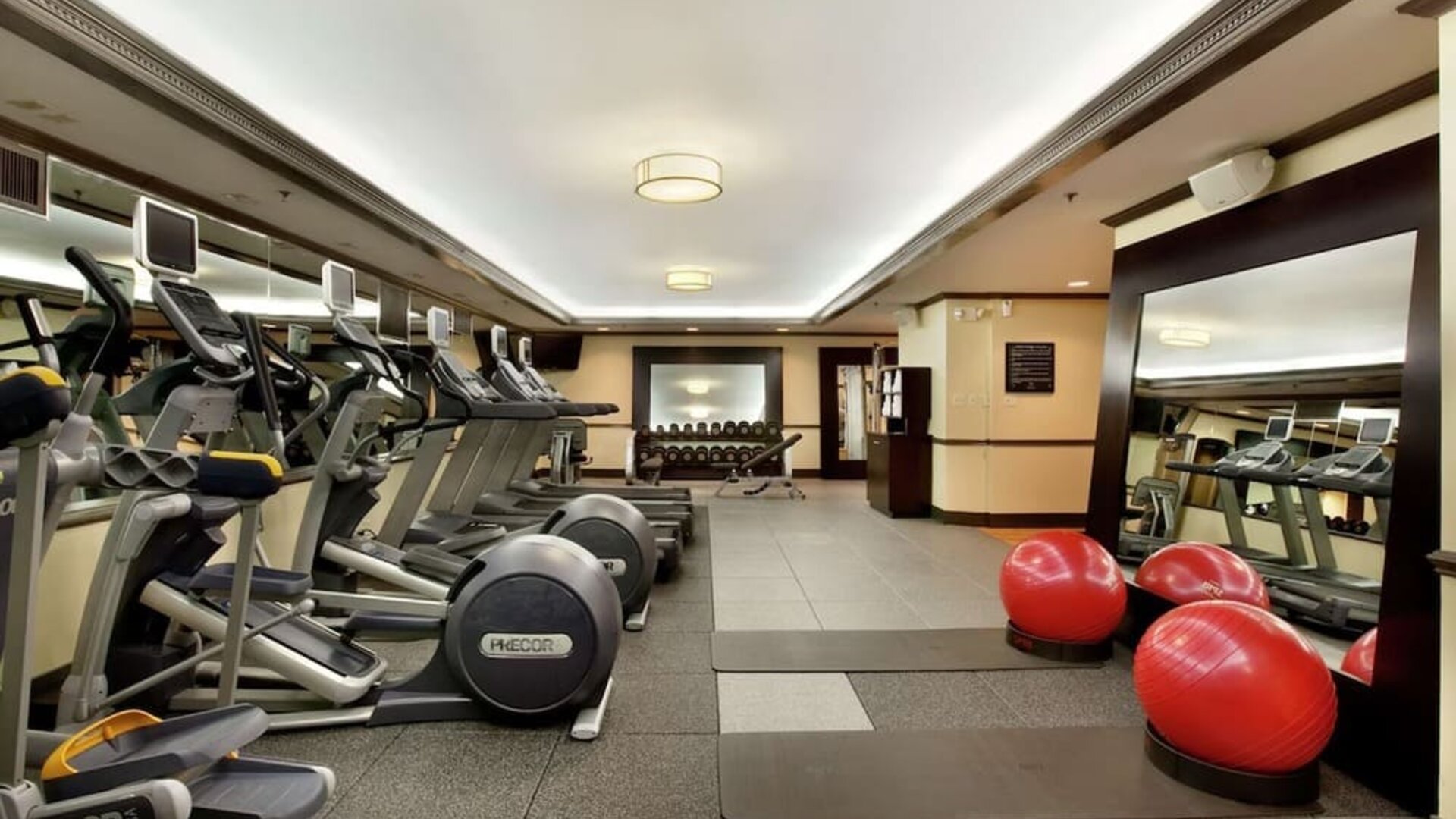 Well equipped fitness center at Hilton Orrington/Evanston.