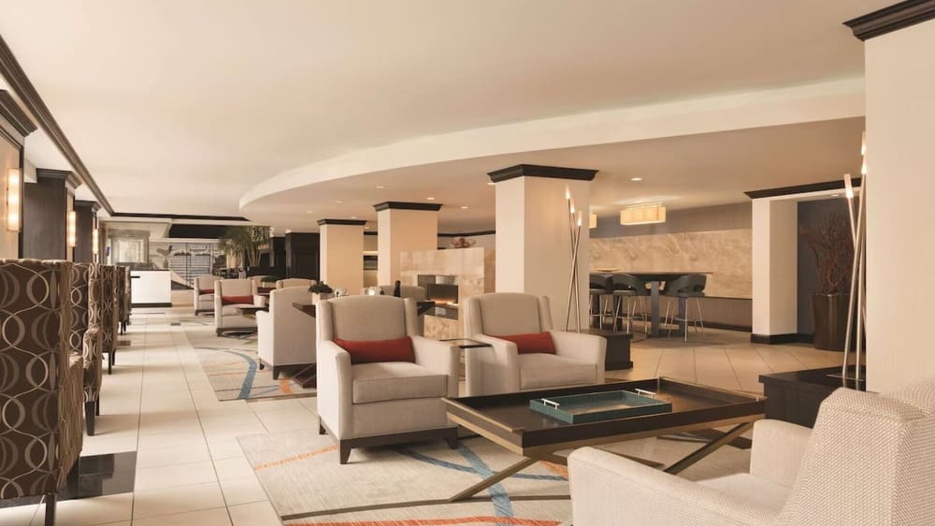 Lobby lounge area at Hilton Orrington/Evanston.