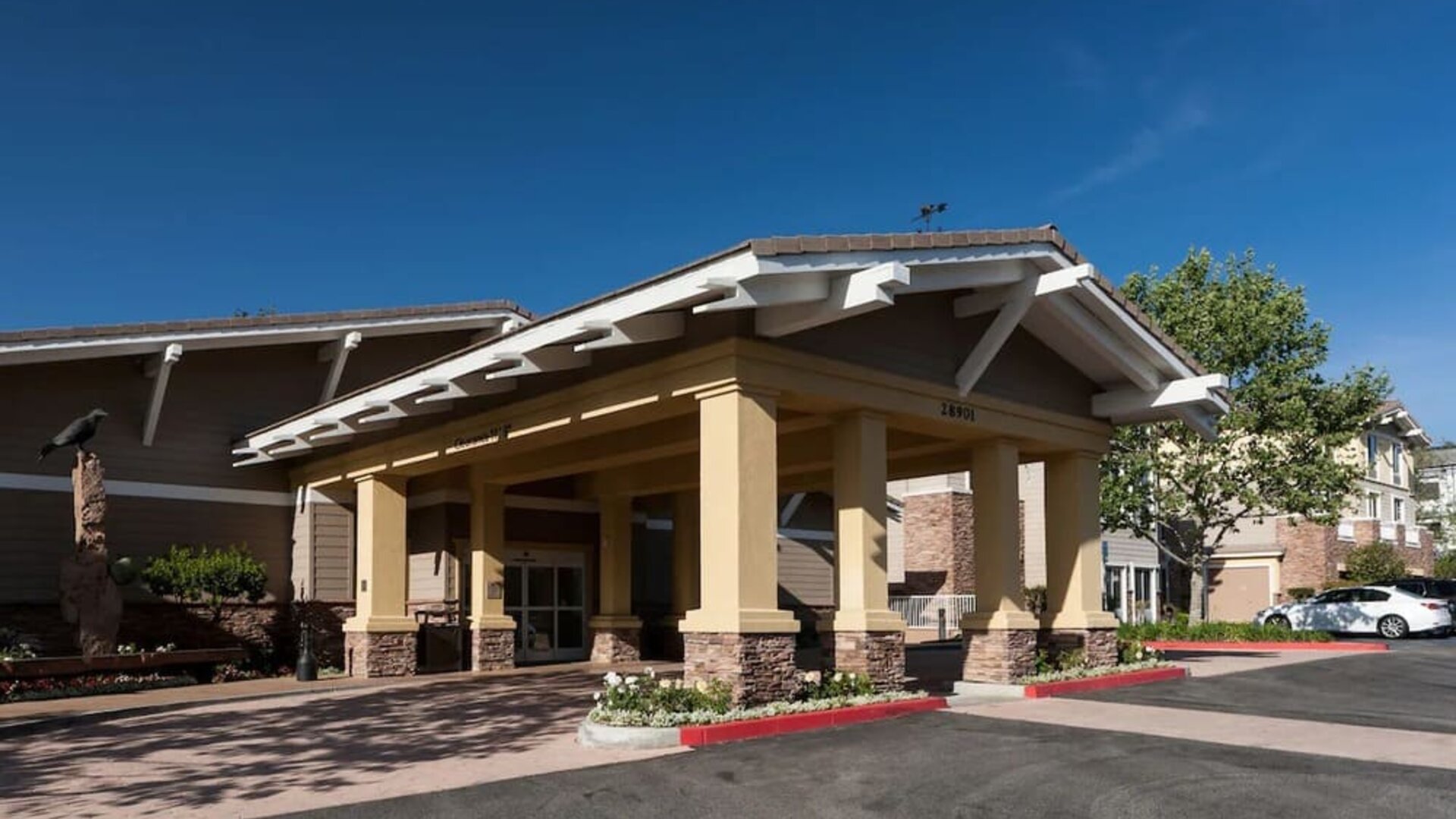Entrance and parking area at Homewood Suites By Hilton Agoura Hills.