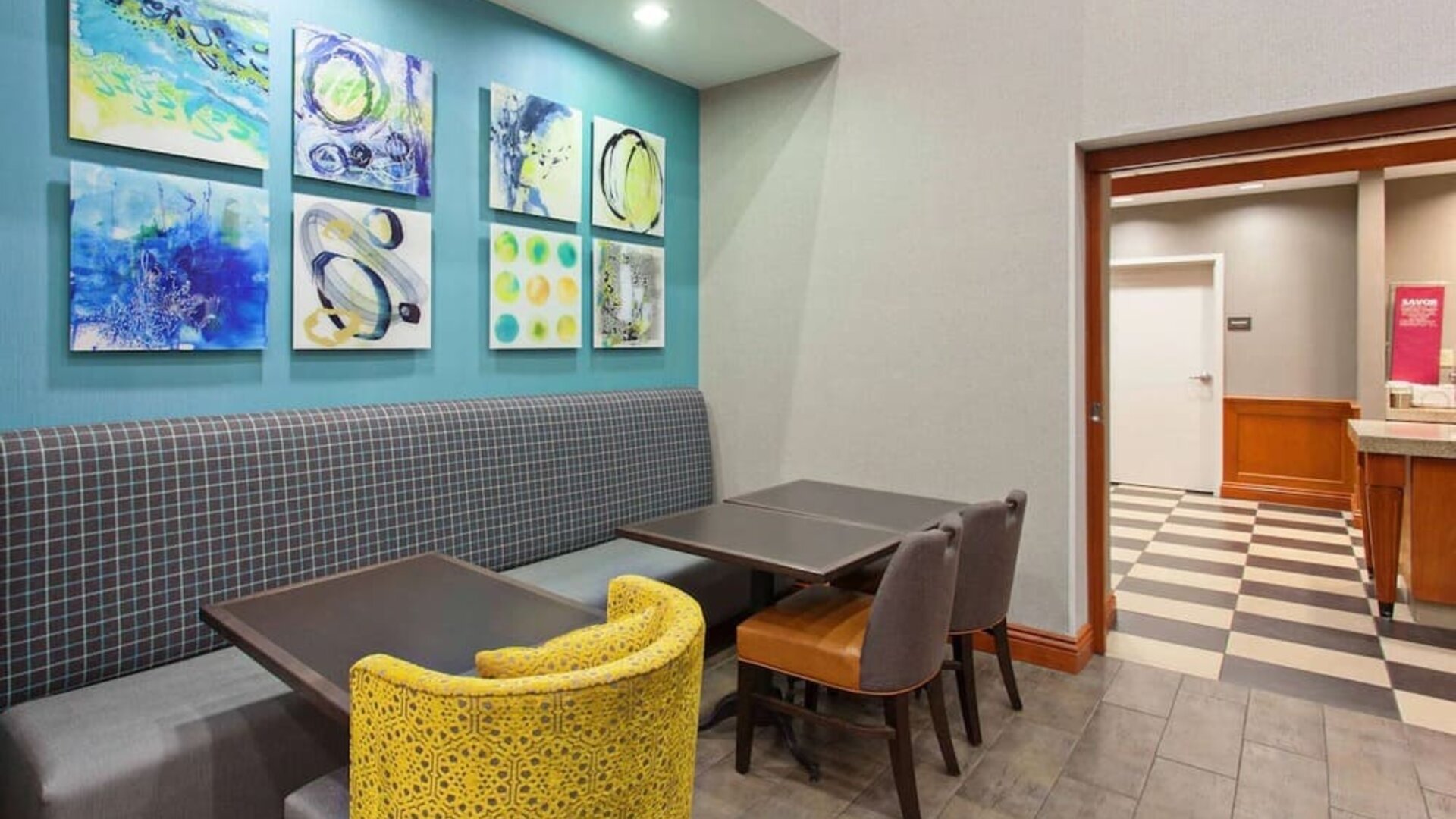 Dining area with comfortable seating at Hampton Inn & Suites Clovis-Airport North.