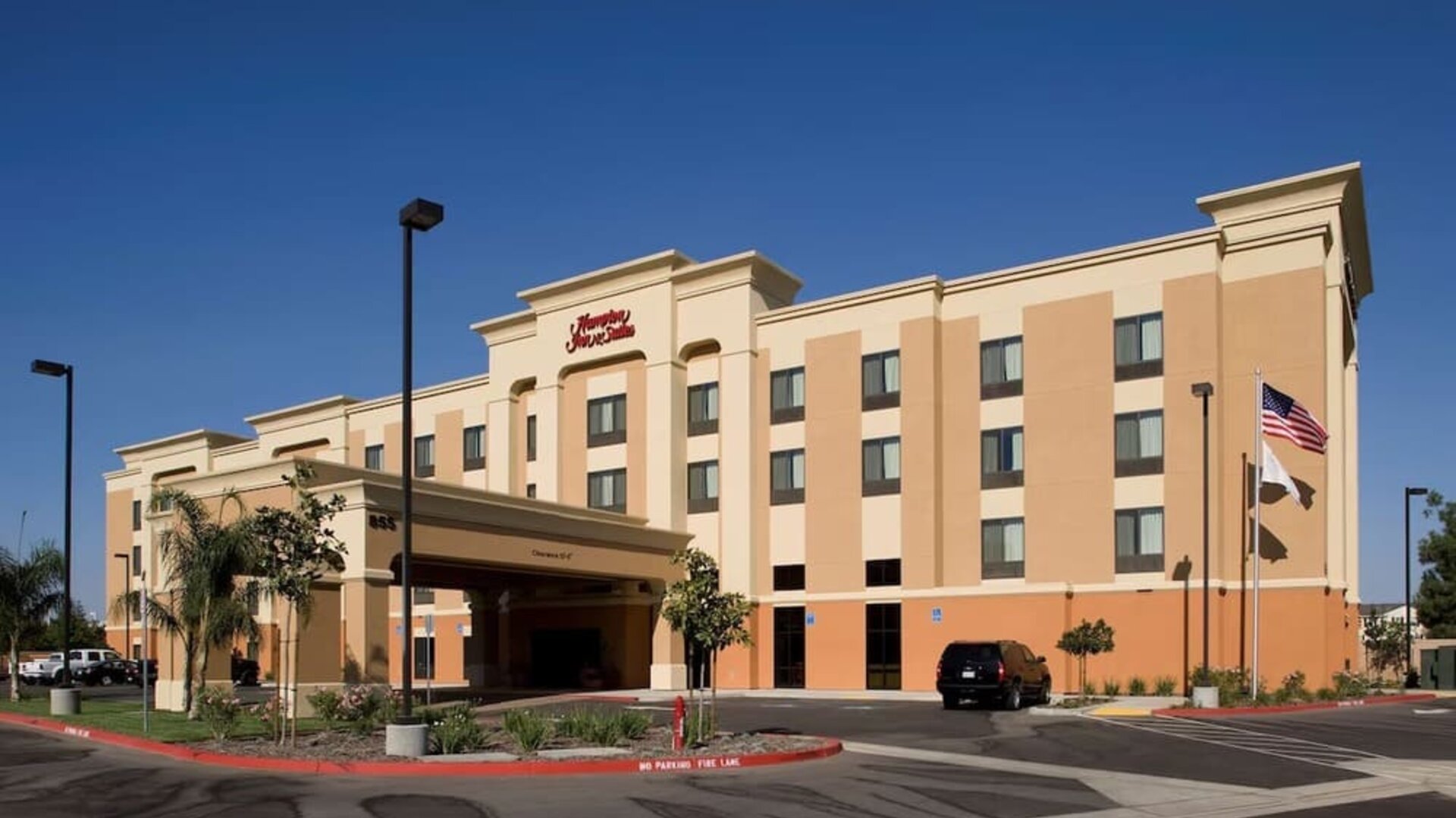 Exterior view and parking area at Hampton Inn & Suites Clovis-Airport North.