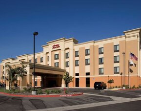 Exterior view and parking area at Hampton Inn & Suites Clovis-Airport North.