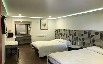 Queen beds at Star Inn Hotel Sea World.