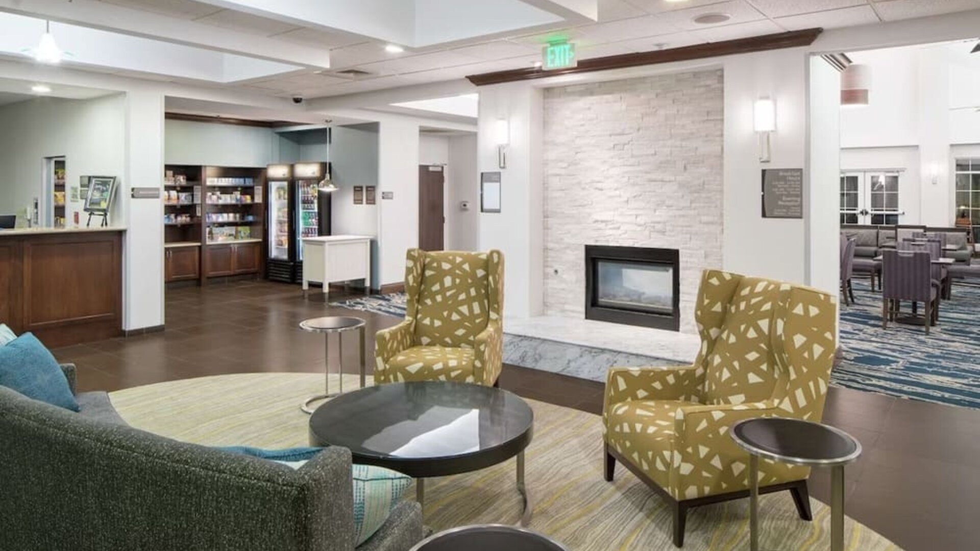 Lobby lounge with fireplace at Homewood Suites By Hilton Fresno Airport/Clovis.