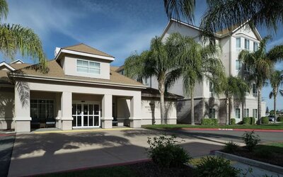 Entrance and parking area at Homewood Suites By Hilton Fresno Airport/Clovis.