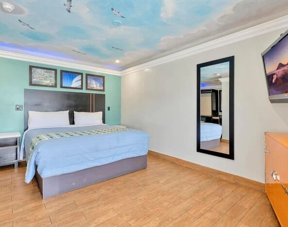 King room at Mid City Inn - Los Angeles.