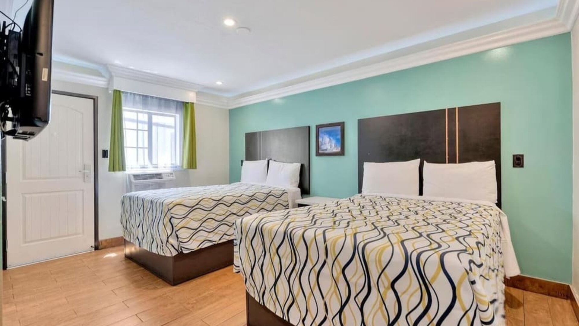 Queen beds at Mid City Inn - Los Angeles.