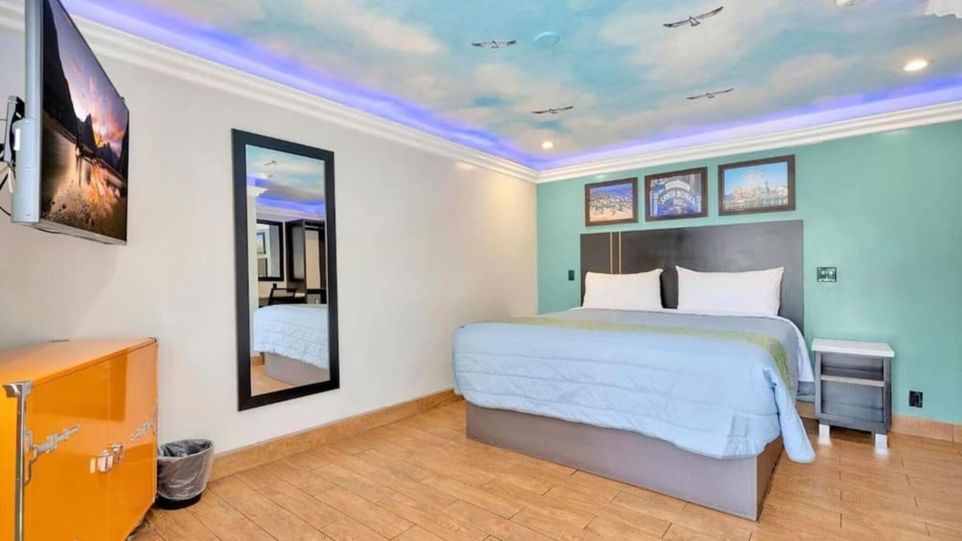 Spacious king room at Mid City Inn - Los Angeles.