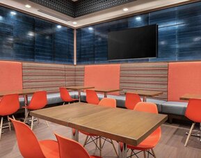 Dining area at Tru By Hilton Denver Downtown Convention Center.G