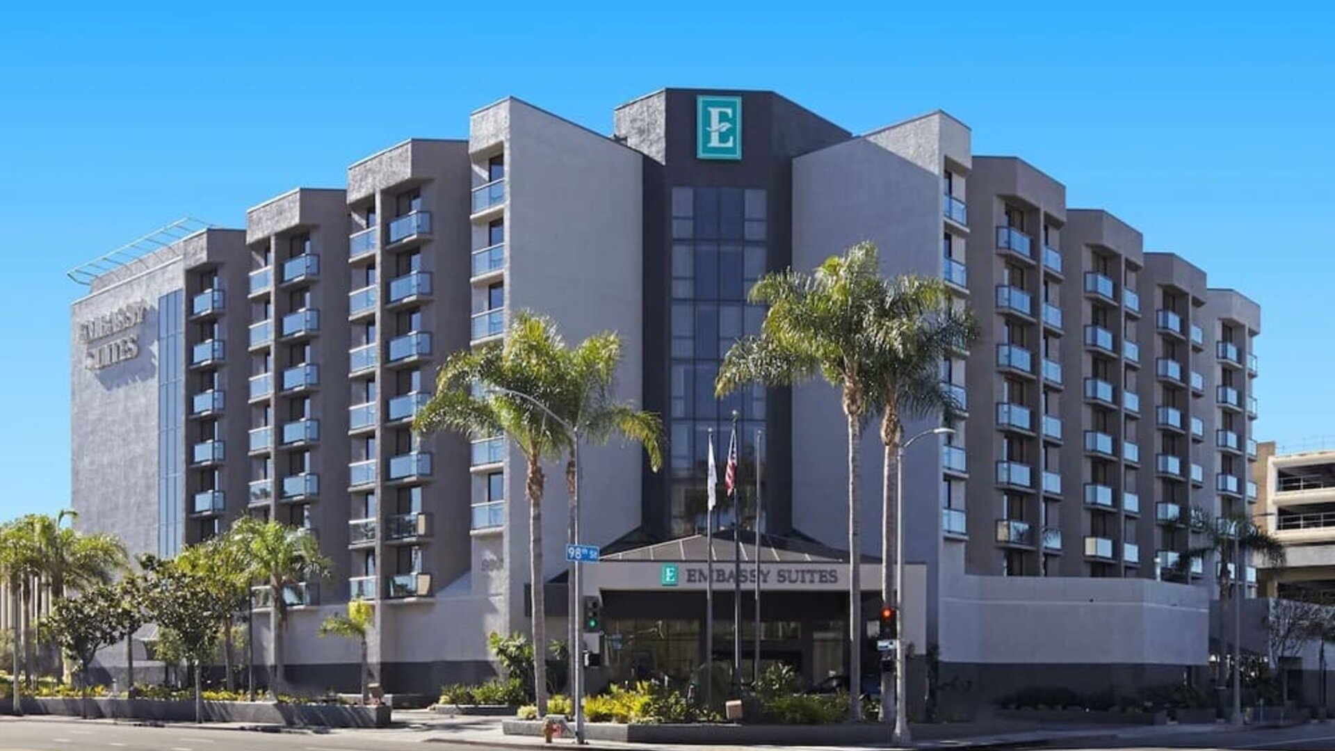 Exterior view of Embassy Suites By Hilton Los Angeles-Intl Airport North.