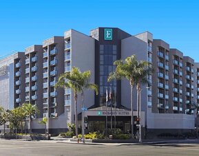 Exterior view of Embassy Suites By Hilton Los Angeles-Intl Airport North.
