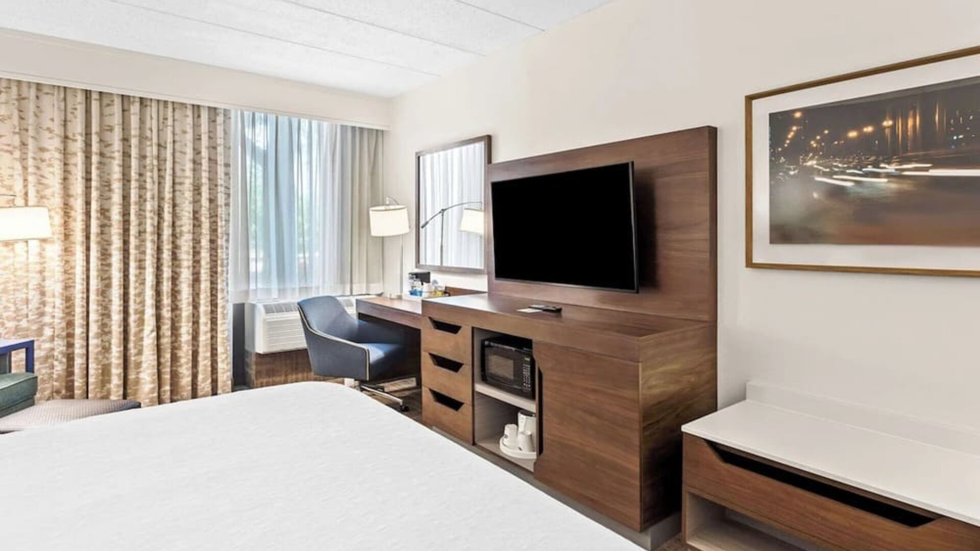 Day use room's workspace at Hampton Inn Chicago/Naperville.