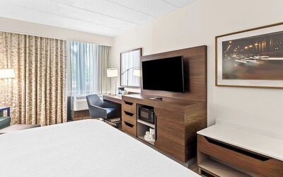 Day use room's workspace at Hampton Inn Chicago/Naperville.