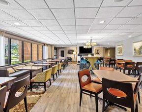 Dining area with comfortable seating, perfect for coworking at Hampton Inn Chicago/Naperville.