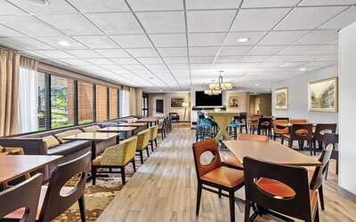 Dining area with comfortable seating, perfect for coworking at Hampton Inn Chicago/Naperville.