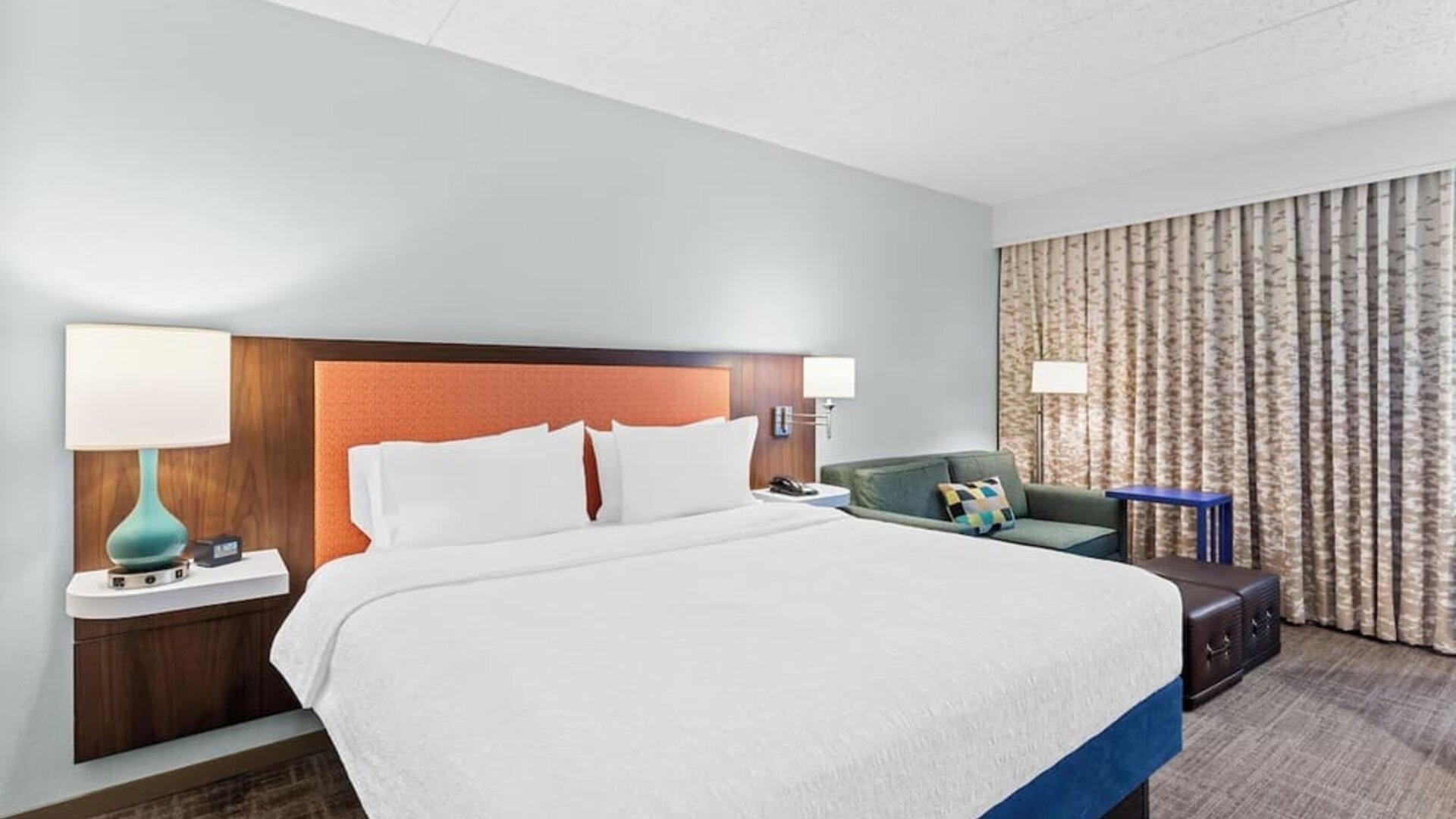 King bed at Hampton Inn Chicago/Naperville.
