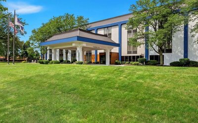 Exterior with green area at Hampton Inn Chicago/Naperville.