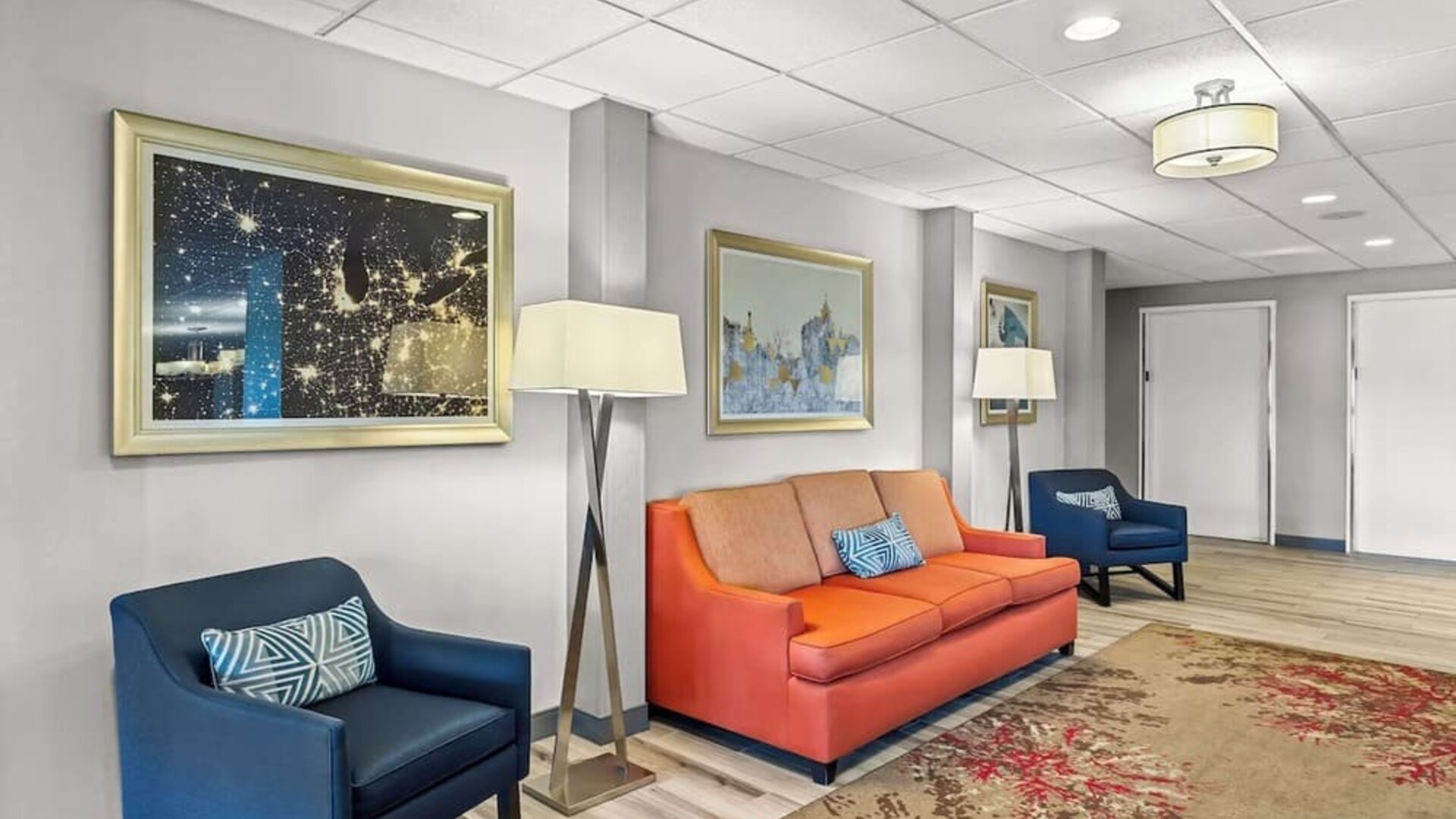 Lobby lounge area at Hampton Inn Chicago/Naperville.