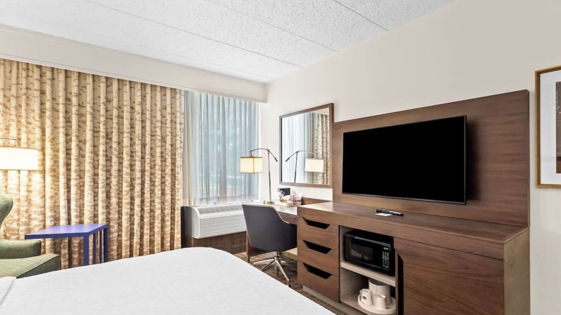 Day use room's workspace at Hampton Inn Chicago/Naperville.