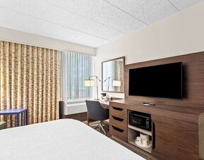 Day use room's workspace at Hampton Inn Chicago/Naperville.