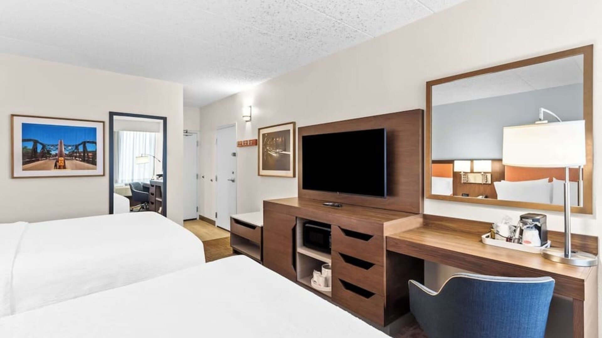Day use twin room with works desk at Hampton Inn Chicago/Naperville.