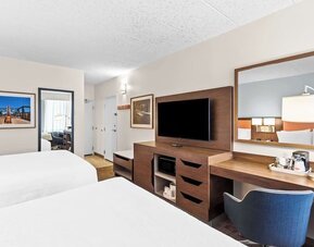 Day use twin room with works desk at Hampton Inn Chicago/Naperville.