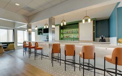 Hotel bar with lounge seating at Sonesta Select Scottsdale At Mayo Clinic Campus.