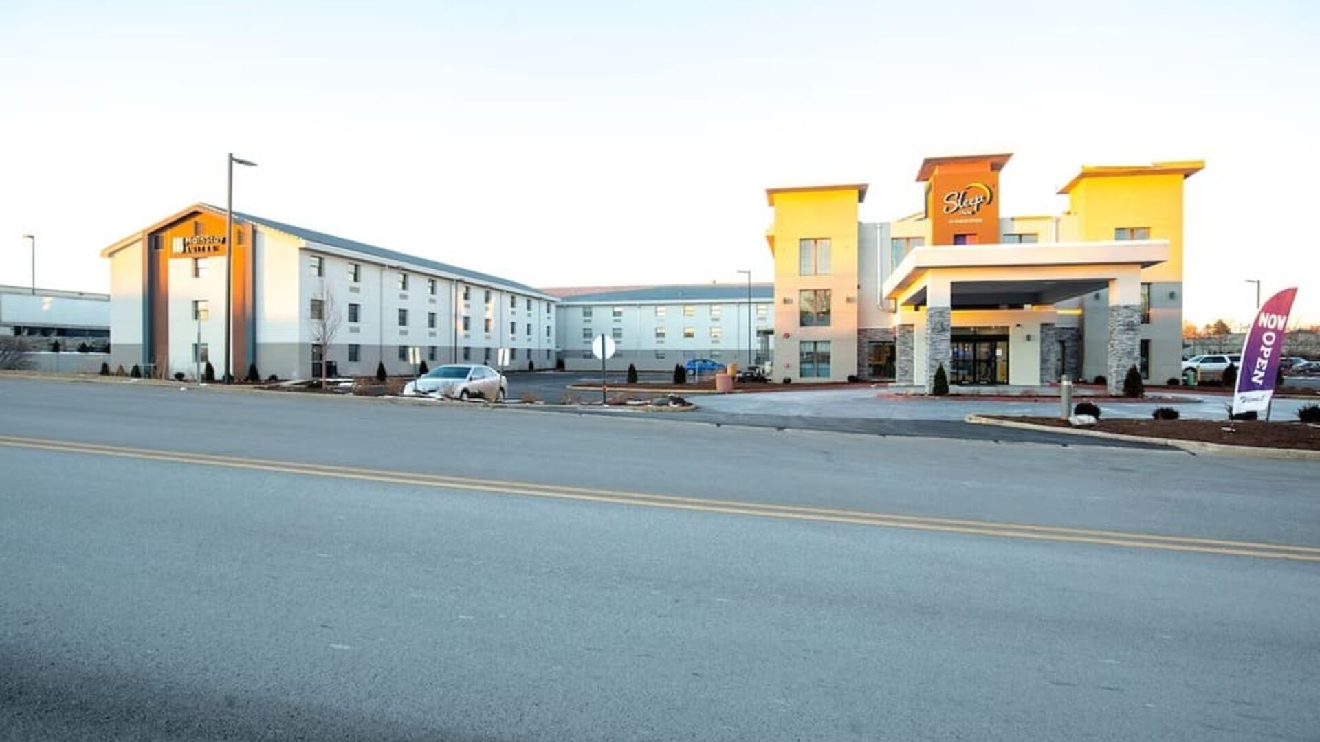 Exterior view and parking area at MainStay Suites Oak Brook Terrace - Chicago.