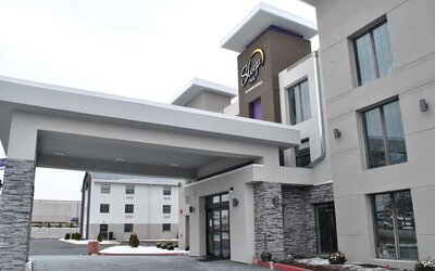Entrance and parking area at Sleep Inn Oakbrook Terrace.