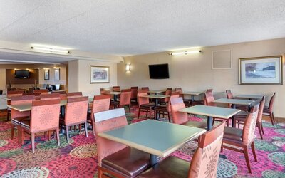 Dining area, perfect for coworking at Holiday Inn Express Chicago - Downers Grove.