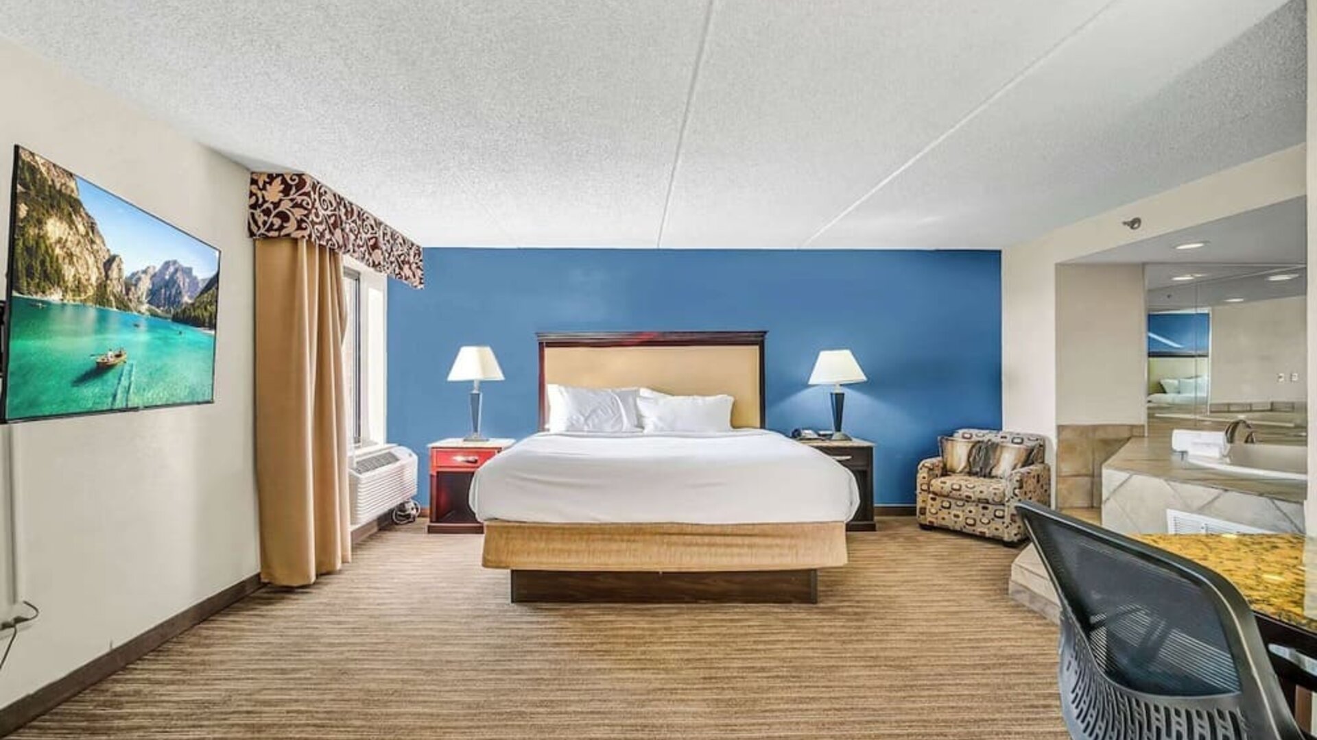 Day use suite with work desk and hot tub at Radisson Hotel Schaumburg.