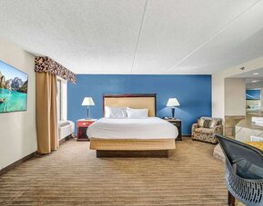 Day use suite with work desk and hot tub at Radisson Hotel Schaumburg.