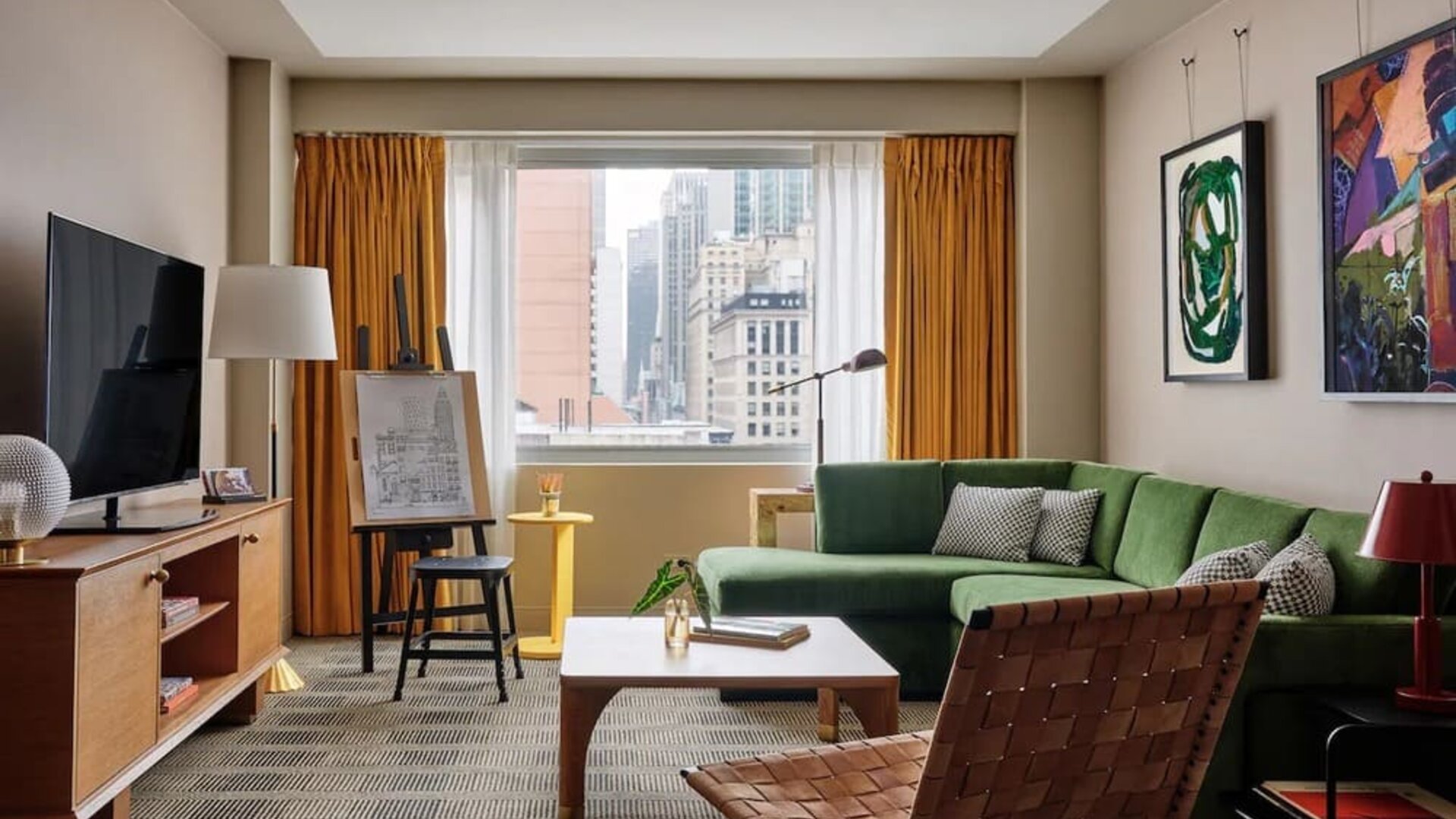 Day use suite´s workspace and lounge area at Romer Hell's Kitchen.