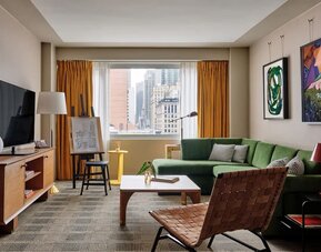 Day use suite´s workspace and lounge area at Romer Hell's Kitchen.