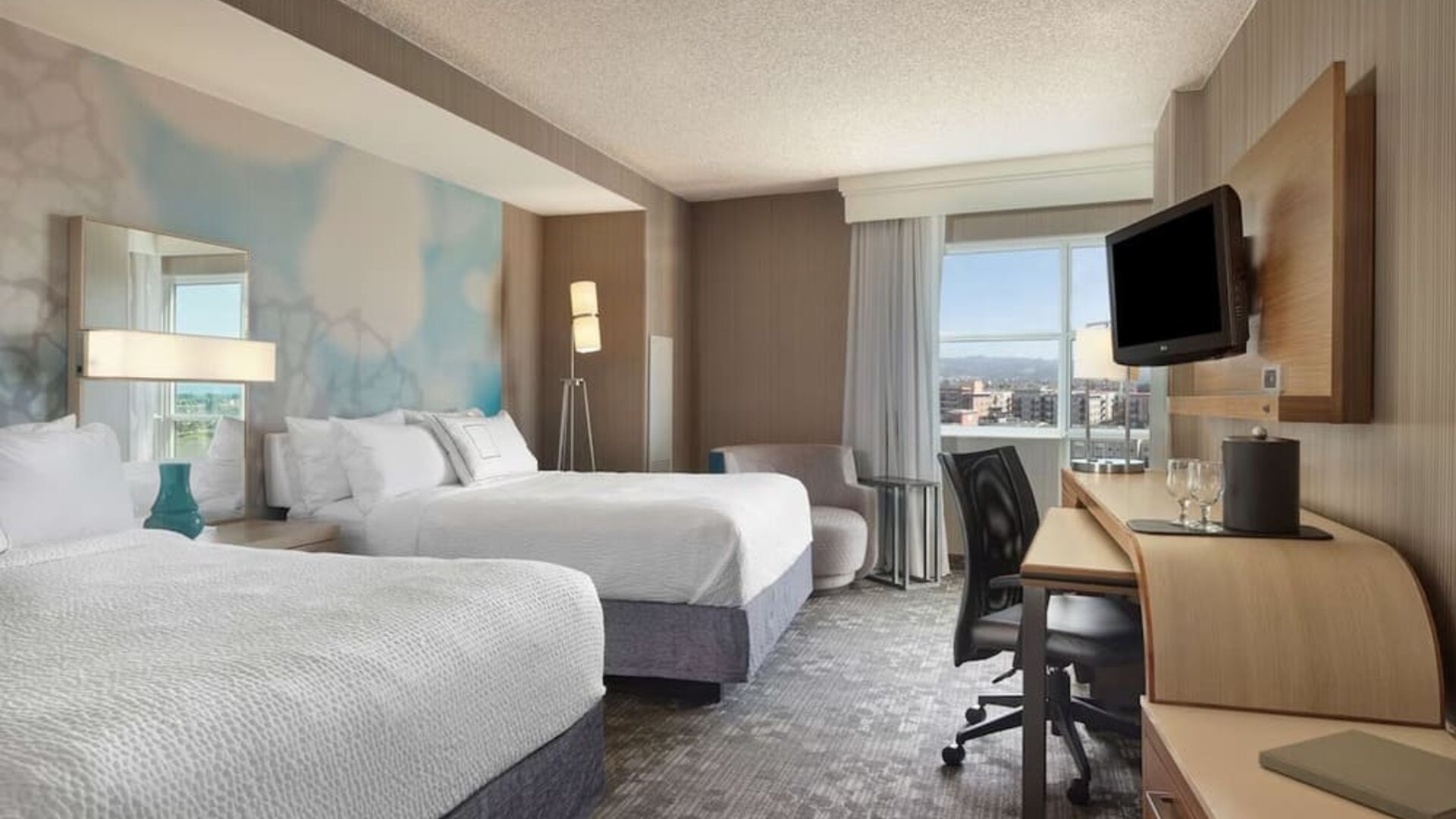 Day use twin room with work desk at Sonesta Emeryville Oakland.