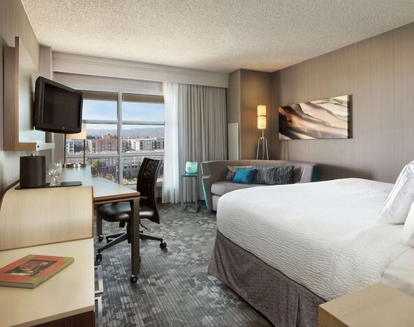 Day use room's workspace and lounge area at Sonesta Emeryville Oakland.