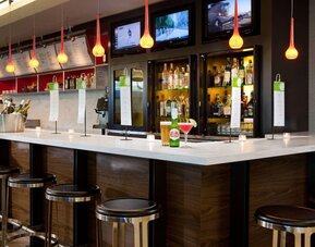 On-site bar and lounge area at Sonesta Emeryville Oakland.