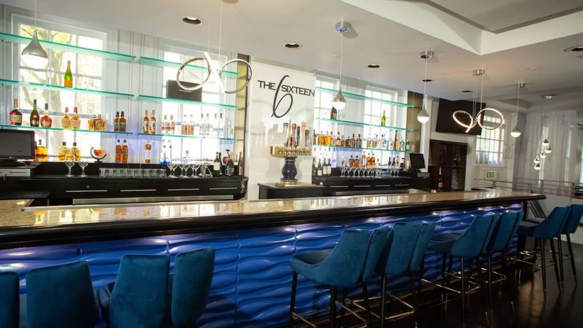 On-site bar with lounge area at Hampton Inn & Suites Birmingham-Downtown-Tutwiler.