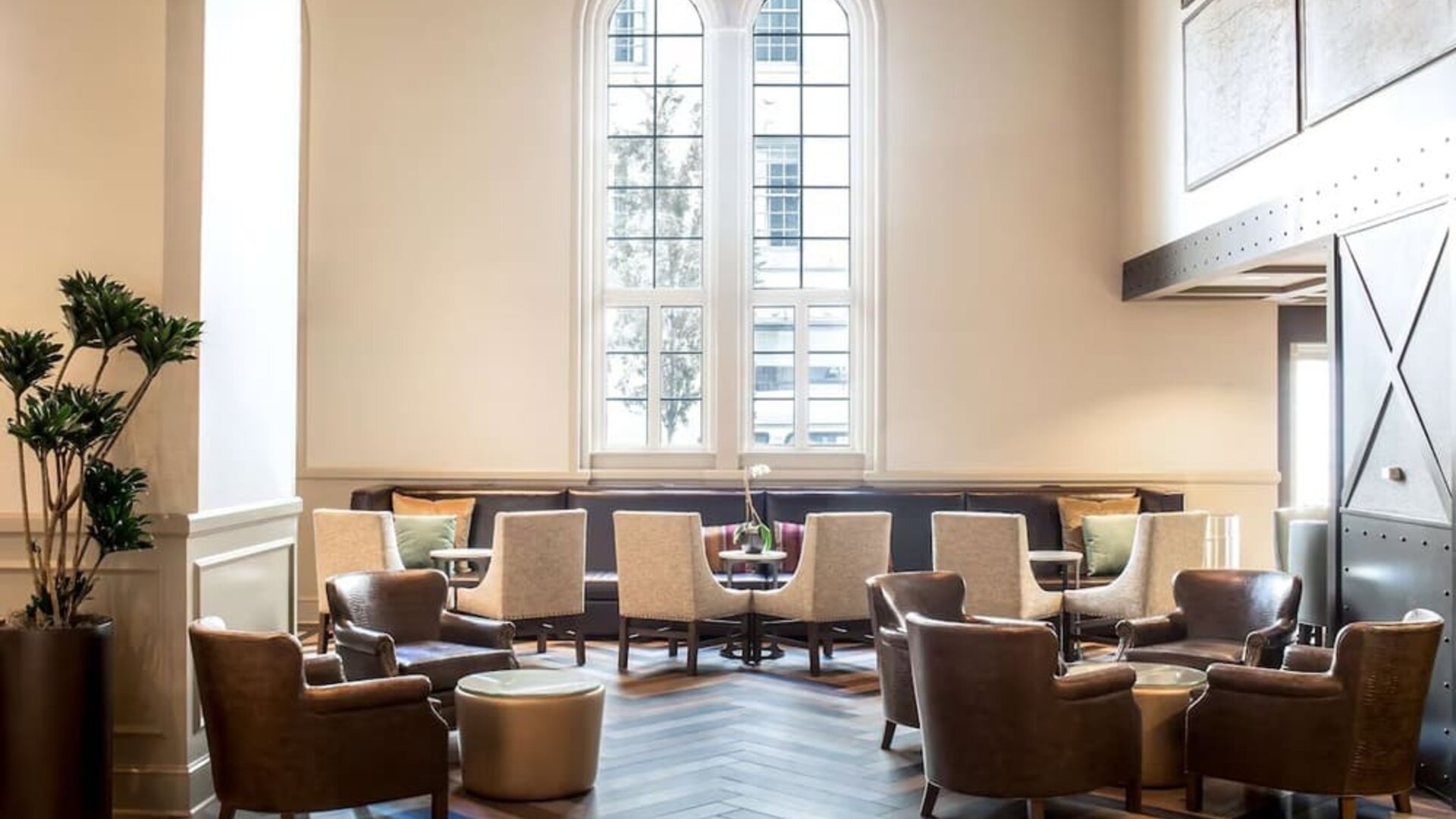 Comfortable seating at Hilton Baton Rouge Capitol Center.