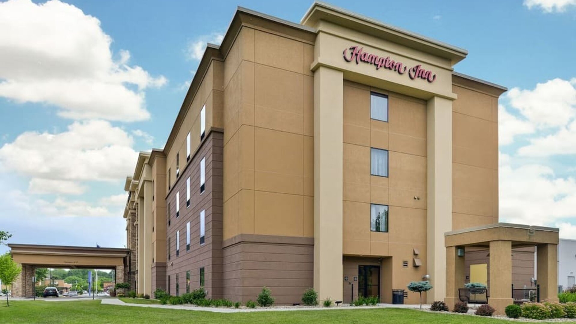 Exterior and parking area at Hampton Inn Iowa City/University Area.