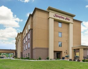 Exterior and parking area at Hampton Inn Iowa City/University Area.