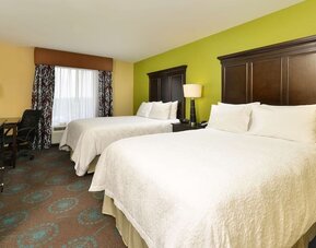 Day use twin room with work desk at Hampton Inn Iowa City/University Area.