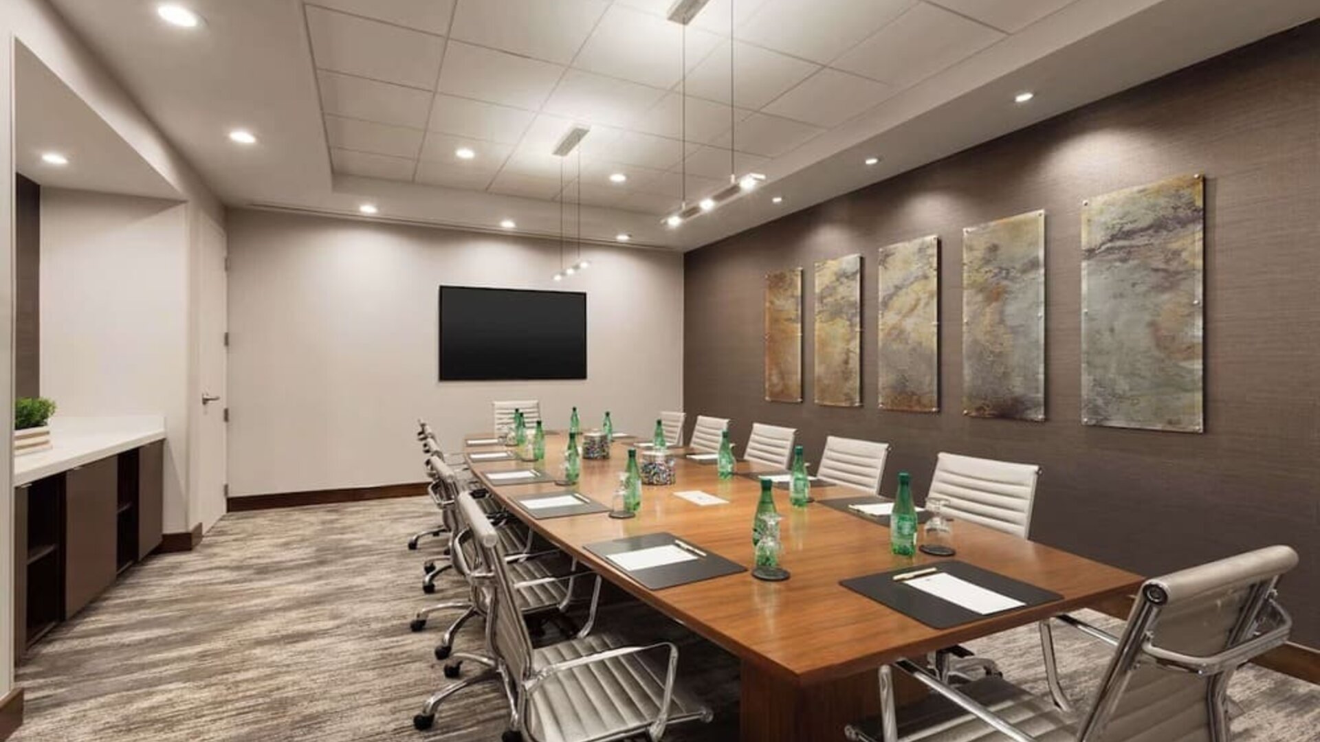 Professional meeting room with ergonomic chairs at DoubleTree By Hilton Hartford - Bradley Airport.
