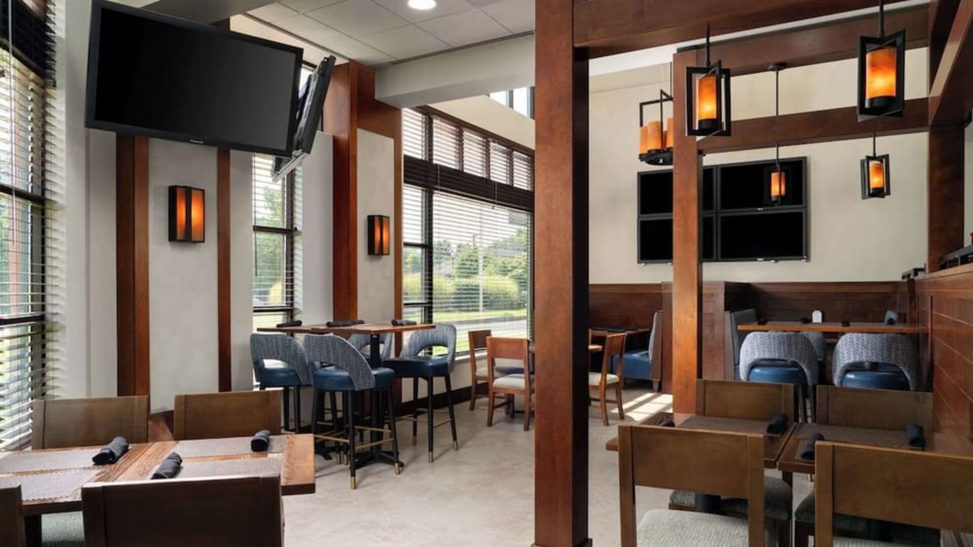 Dining area at DoubleTree By Hilton Hartford - Bradley Airport.