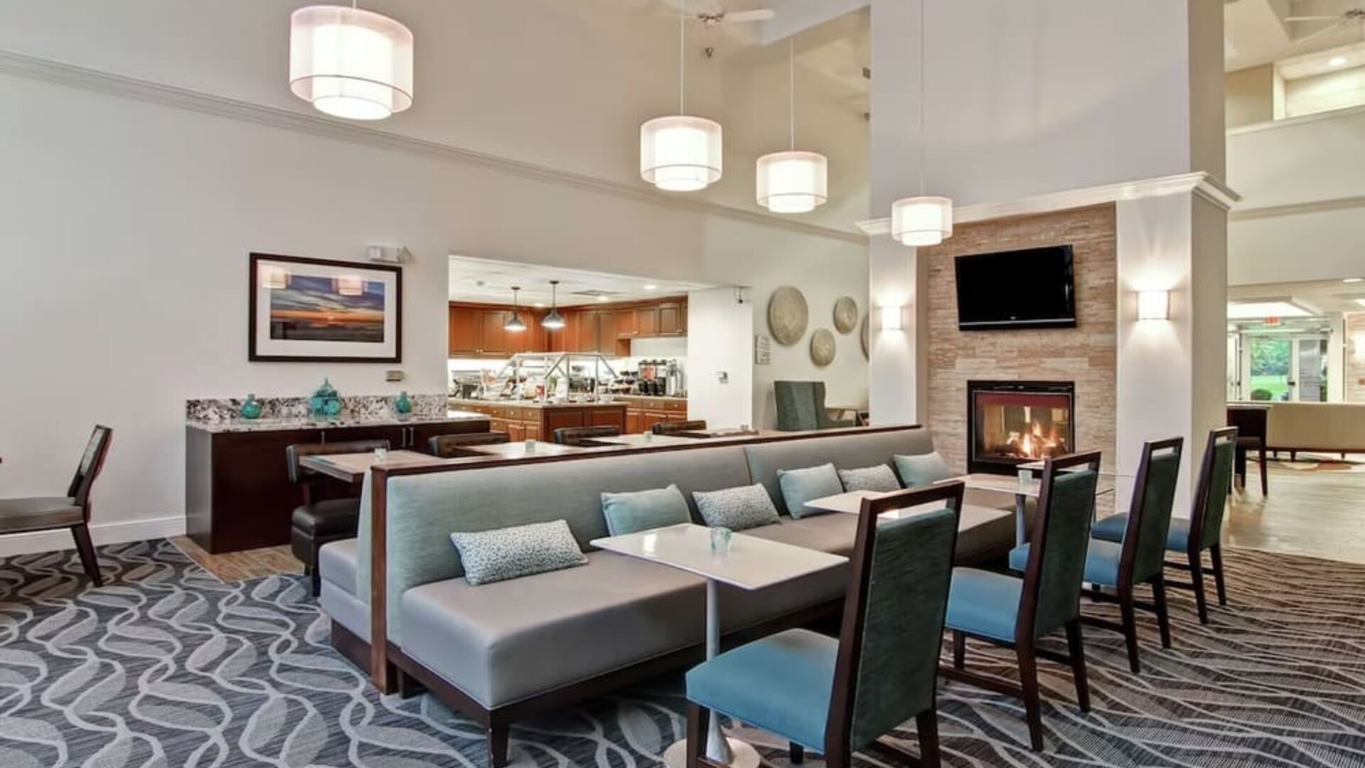 Dining area at Homewood Suites By Hilton Newark-Cranford.