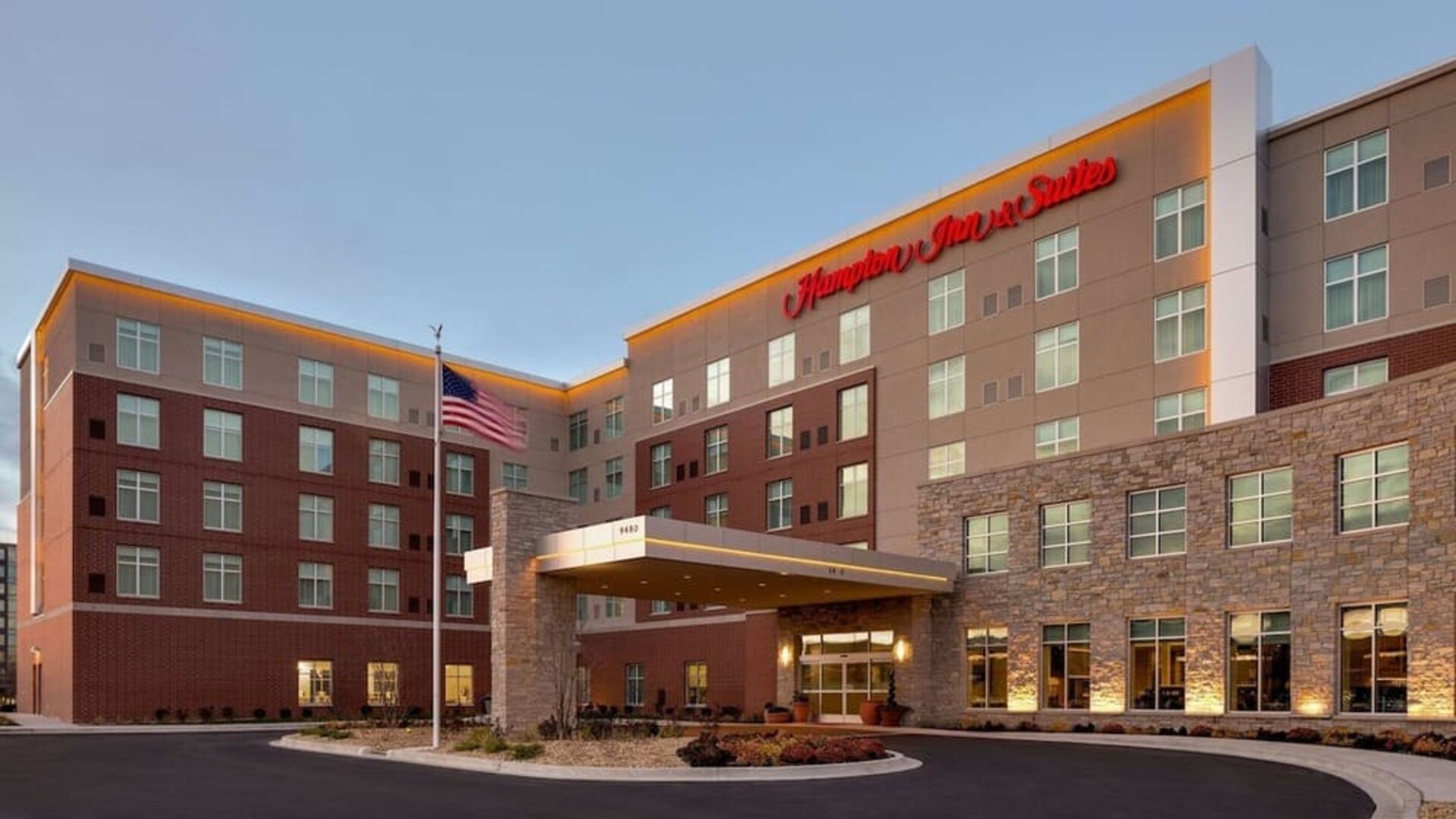 Exterior view of Hampton Inn & Suites Rosemont Chicago O'Hare.