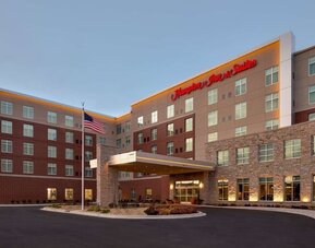 Exterior view of Hampton Inn & Suites Rosemont Chicago O'Hare.